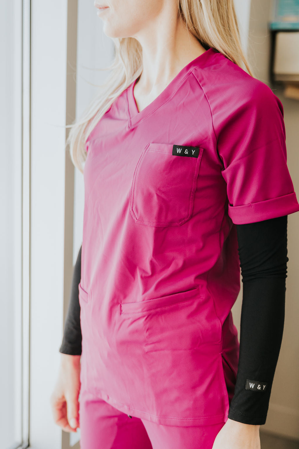 HAUT D'UNIFORME SHEPHERD AVEC POCHES (COL EN V) -MAGENTA-