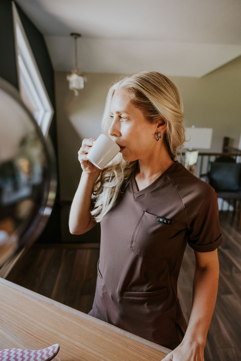 SHEPHERD UNIFORM TOP WITH POCKETS (V-NECK) -ESPRESSO- 
