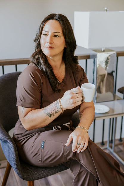 SHEPHERD UNIFORM TOP (V NECK) -ESPRESSO- 