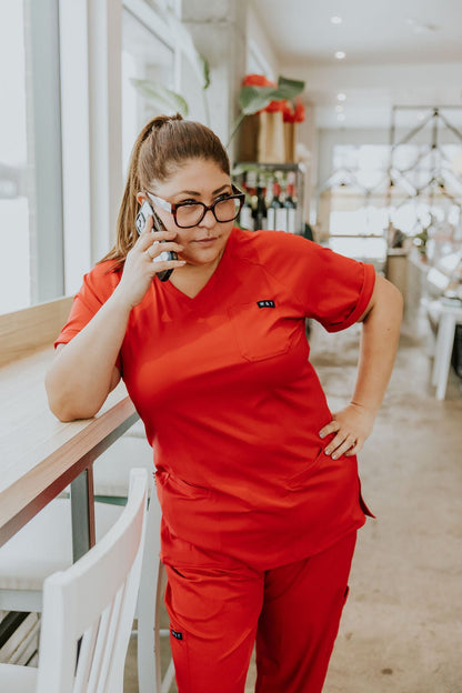 HAUT D'UNIFORME SHEPHERD AVEC POCHES (COL EN V) - ROUGE - WILL&YOU