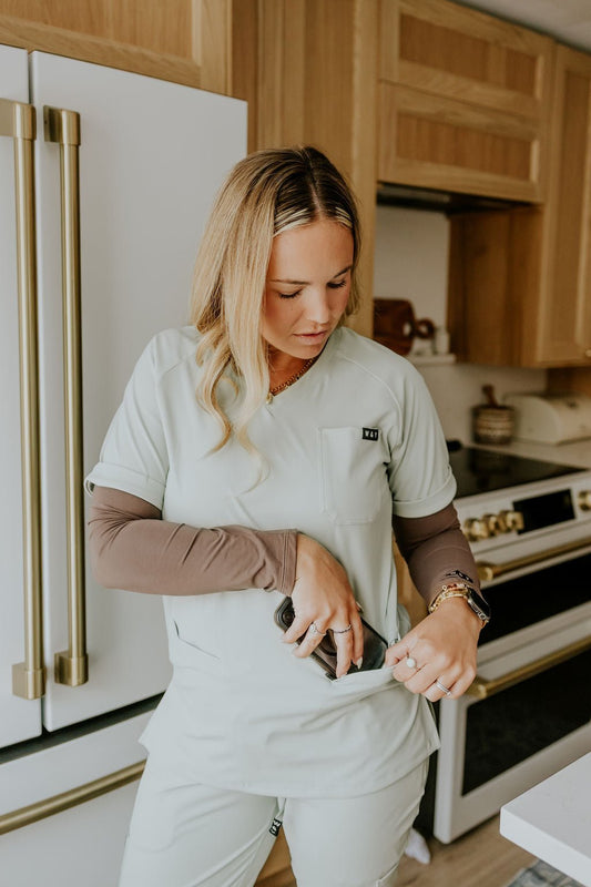 HAUT D'UNIFORME SHEPHERD AVEC POCHES (COL EN V) - SAUGE - WILL&YOU