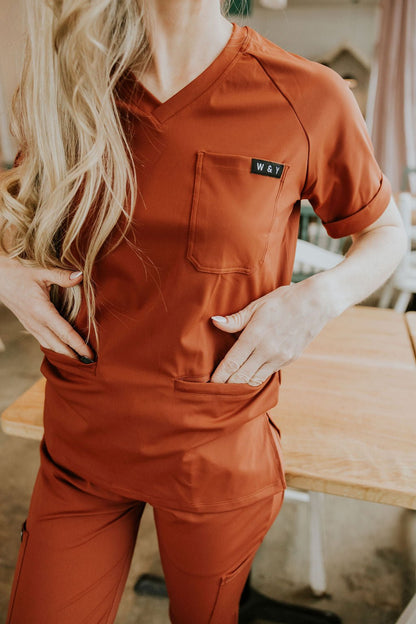 HAUT D'UNIFORME SHEPHERD AVEC POCHES (COL EN V) - TERRACOTTA - WILL&YOU